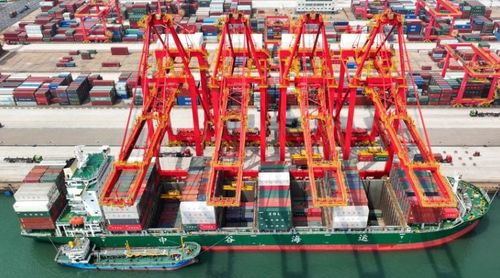山東港口日照港 貨物吞吐量持續攀升，裝卸搬運活動高效運轉