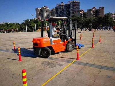港口貨物裝卸搬運(yùn)的安全與效率并行——杭州權(quán)鑫叉車培訓(xùn)取證復(fù)審一站式服務(wù)護(hù)航作業(yè)現(xiàn)場(chǎng)